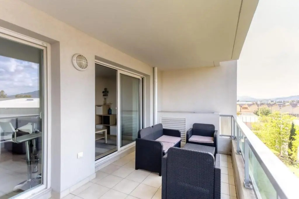 Air-conditioned studio with furnished terrace and parking