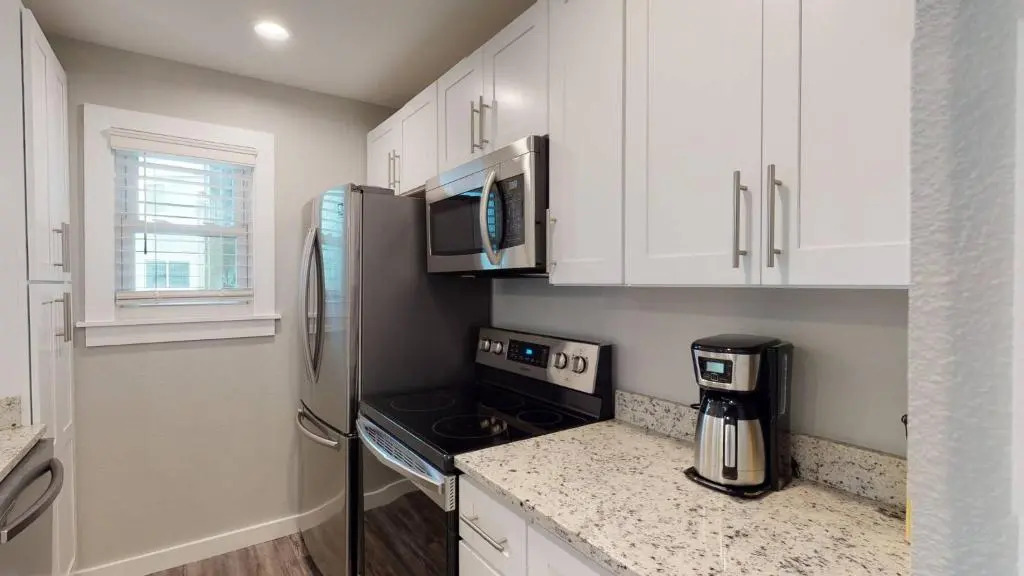 AH-J137 Newly Remodeled First Floor Condo, Shared Pool & Hot Tub