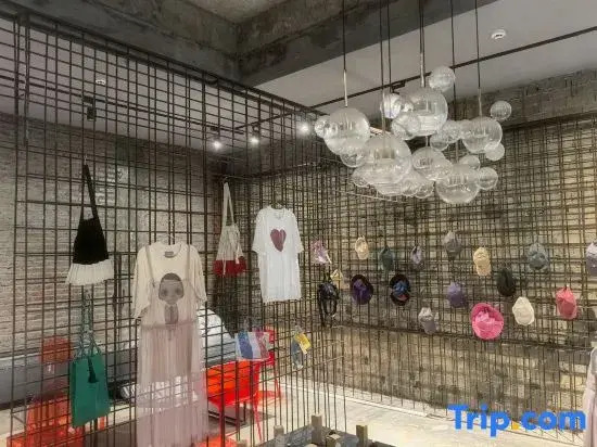Huarong Light Stay · Tonglu