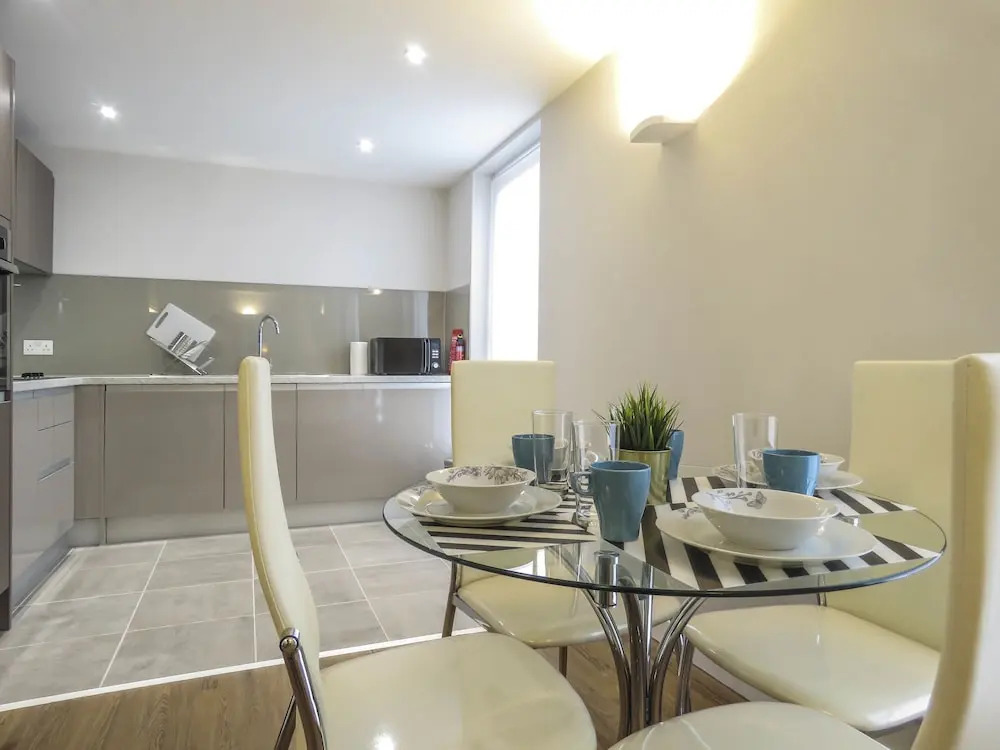 Tudors eSuites Birmingham Apartments with Gated Parking