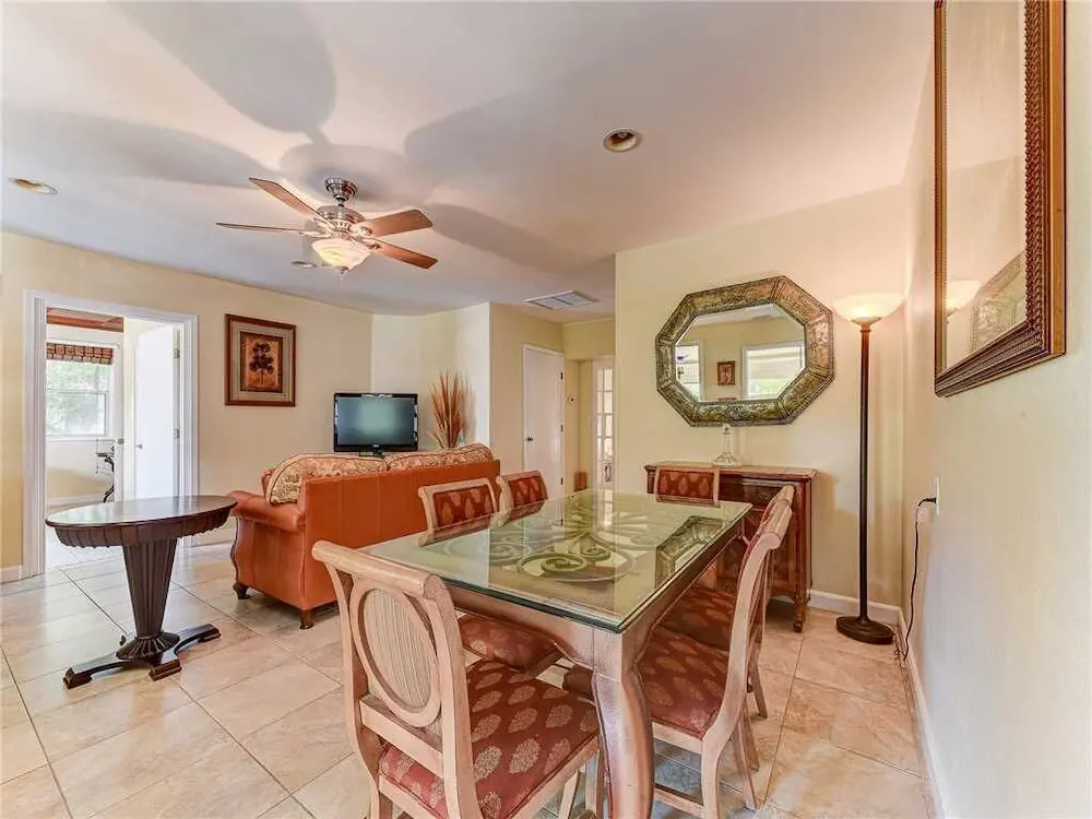Anastasia Cottage, 2 Bedrooms, Walk to Beach, Sleep 4