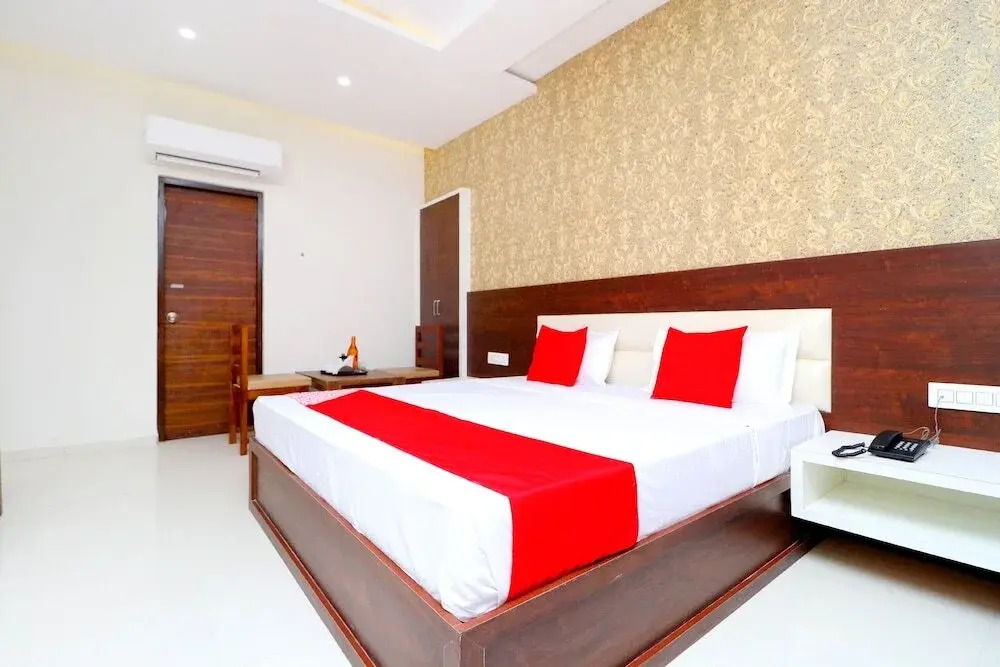 Hotel Dreamland by OYO Rooms
