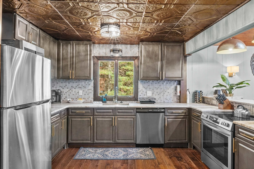 Poconos Speakeasy Hot Tub Dog-friendly Near Ski