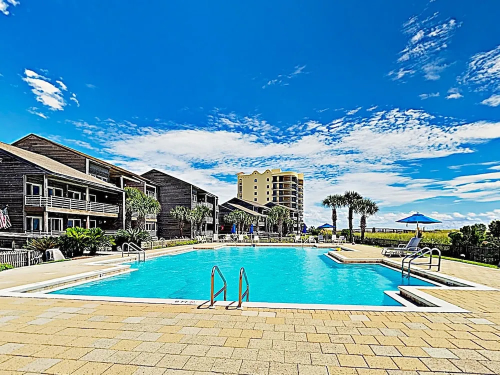 New Listing! Beachfront Gem W/ Pools & Docks 2 Bedroom Condo
