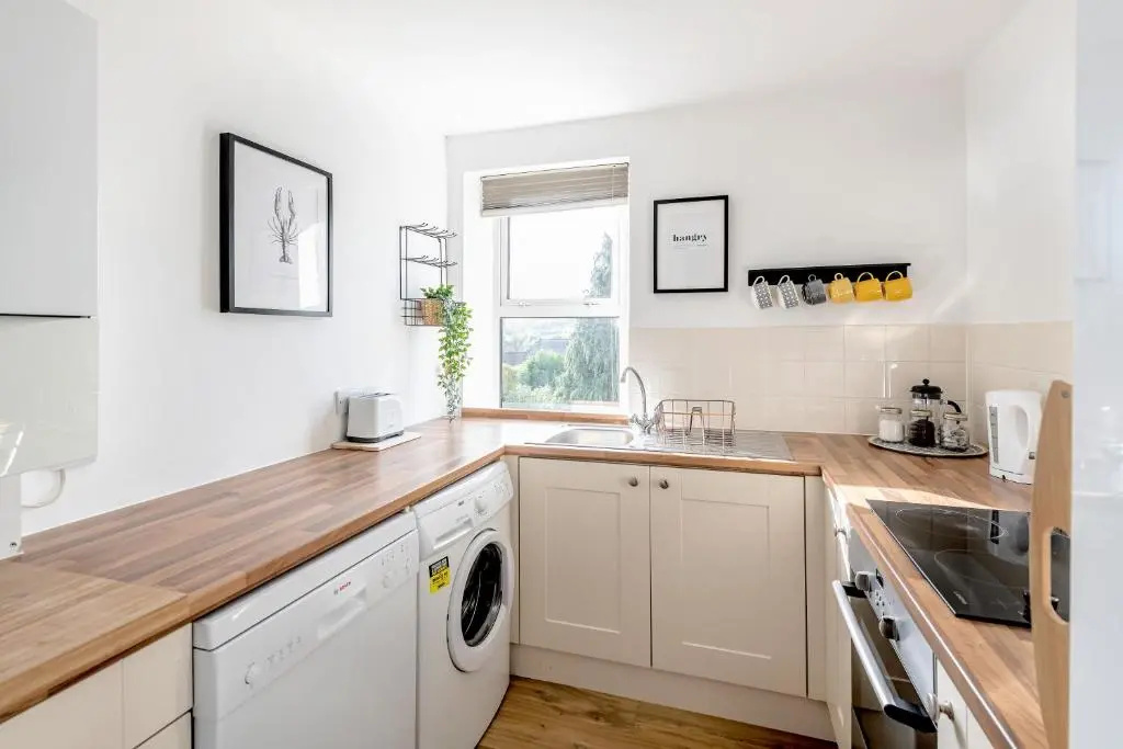 Modern & Spacious 2 Bedroom Maisonette
