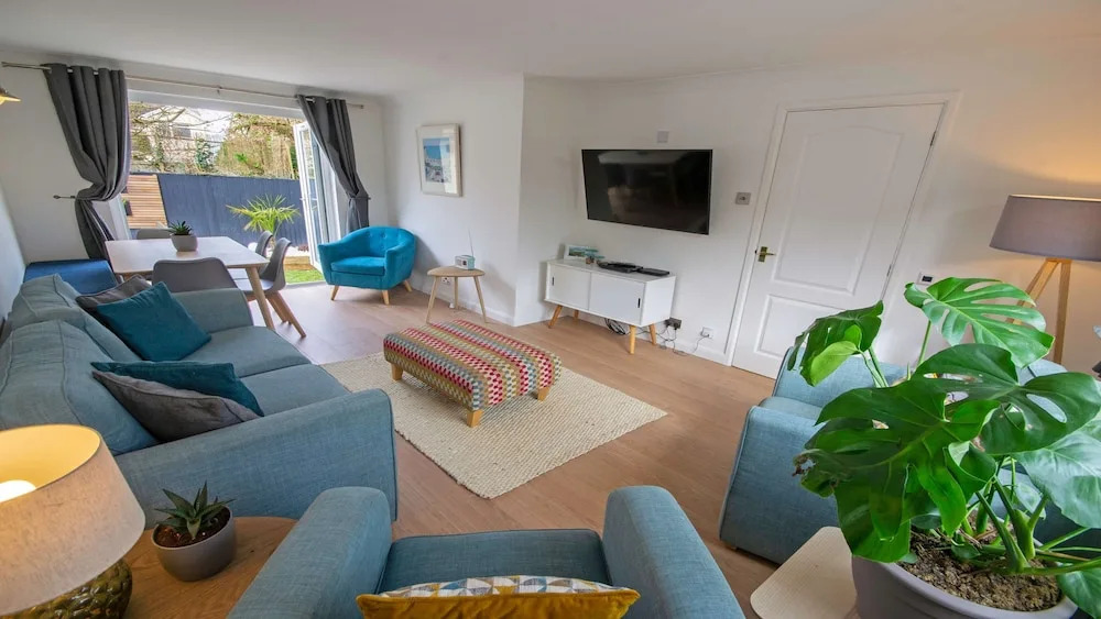 Oceanside Sleeps 6 Walk to Beach Stylish