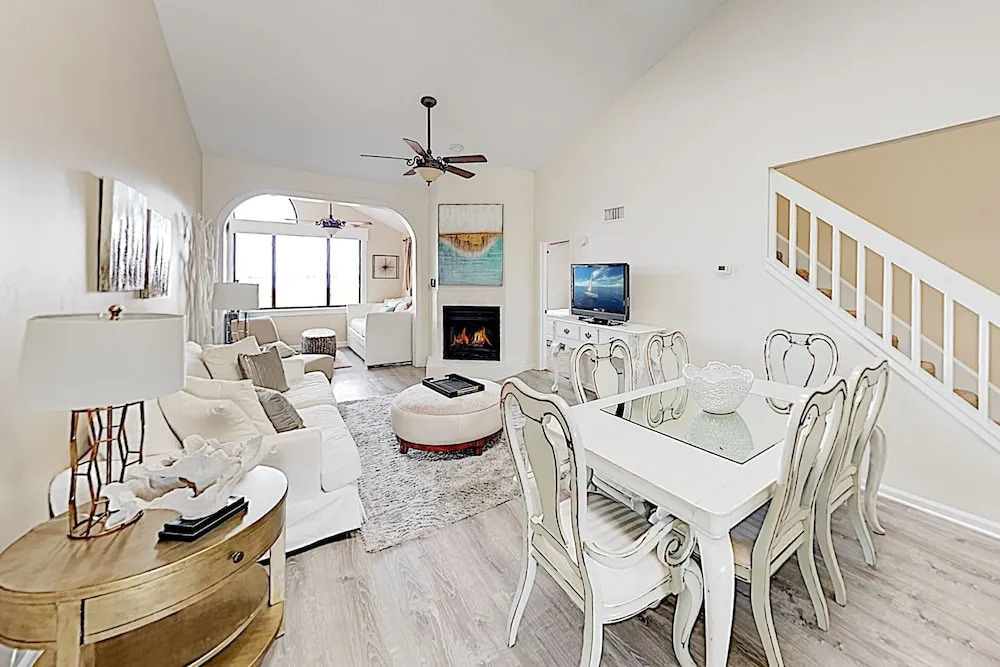 New Listing! Luxe Resort W/ Bay View & Pools 3 Bedroom Condo
