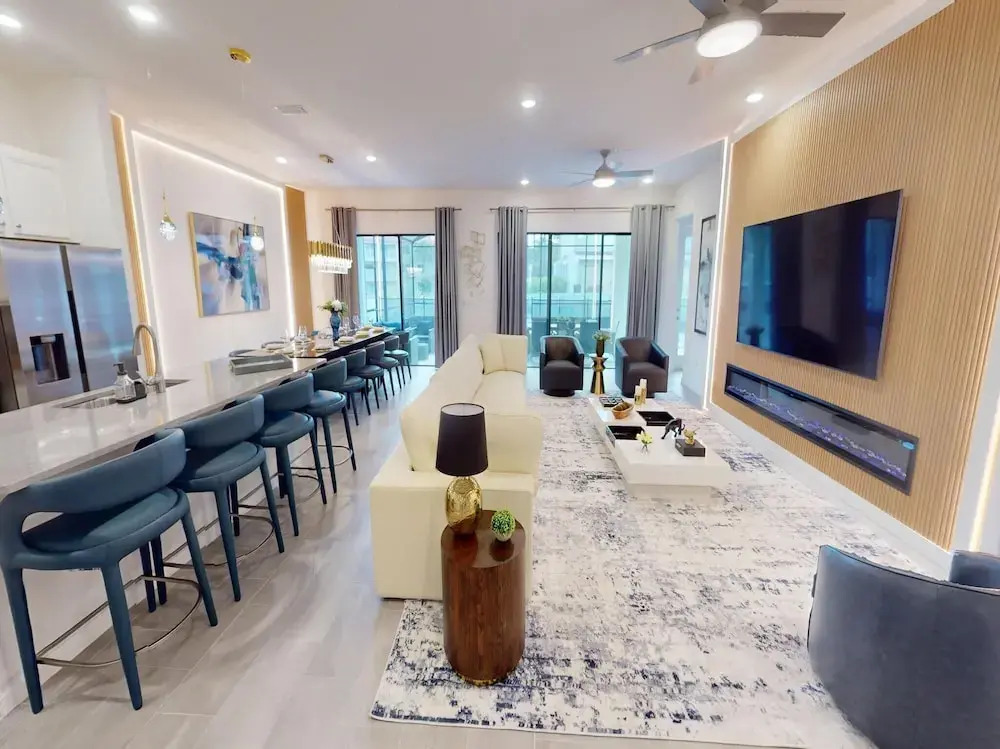 Bernie Pool Home 8 BED
