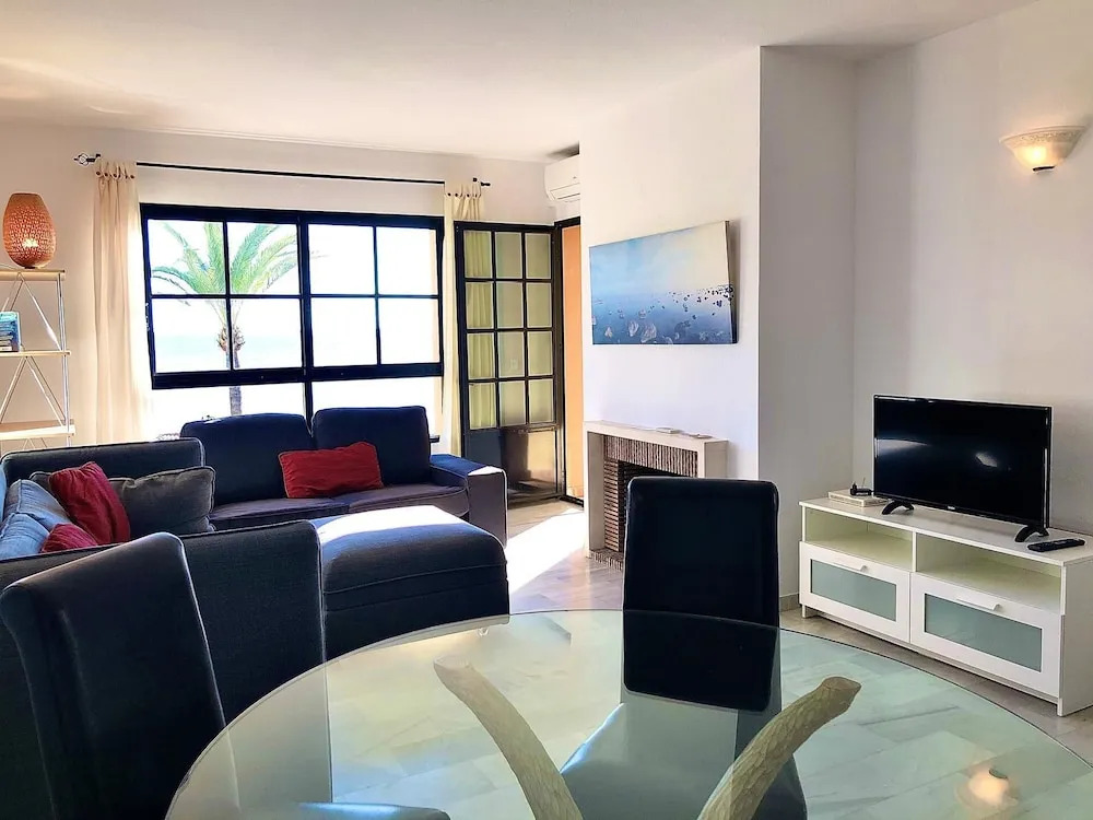 Doña Lola Claudia Beachfront Apartment CS197
