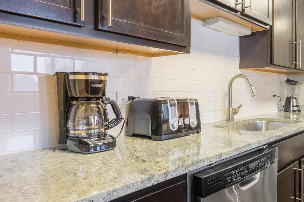 3BR 2BA Captivating Penthouse with Views Pool & Gym