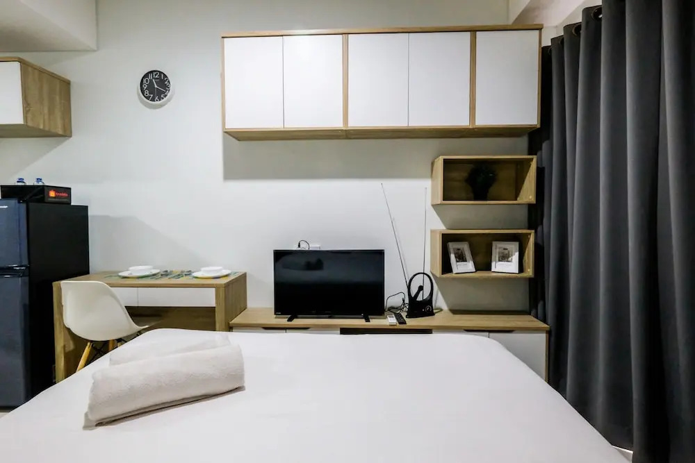 Spacious Studio Apartment at Springwood Residence By Travelio