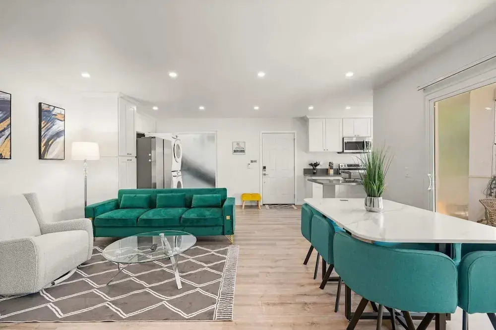 Foothills Oasis w Private Balcony Free Parking 3