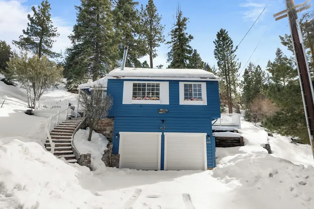 Cozy Bear Cottage - Walk to Lake & Village