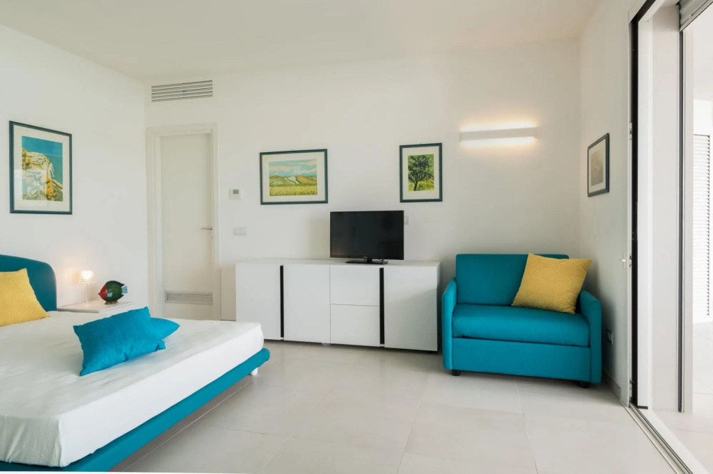 Large room of 40ms with a double bed, an armchair-bed, kitchenette, a bathroom and a private parking-AIRONI 8 MONO