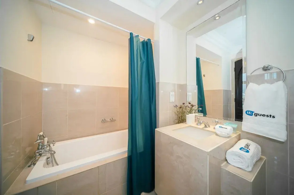 Glamorous Arabian flat with views to Burj Khalifa