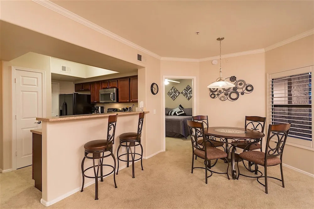 Canuck Condo 2 BR by Casago