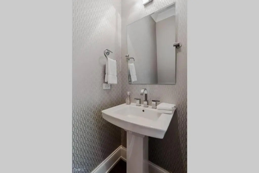 Gold coast villa with free parking garage sleeps 10