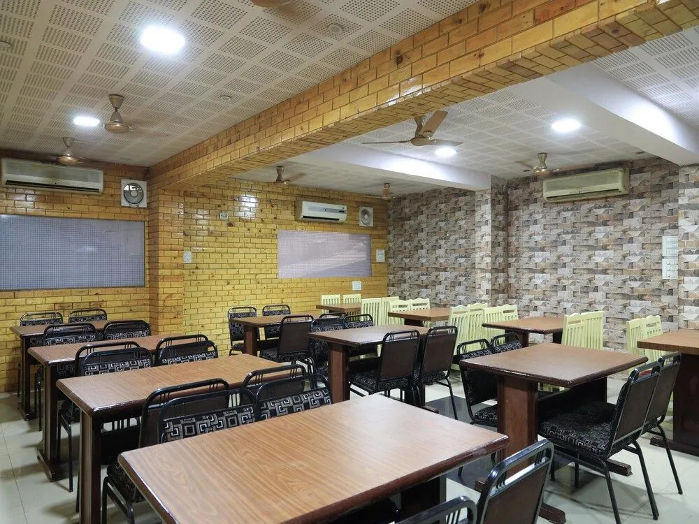 OYO Flagship 42122 Hotel Rahul