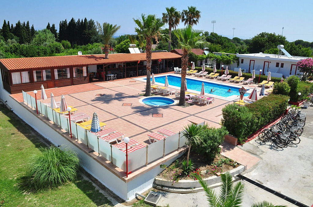 Sandy's Studios Apartments & Log Villas