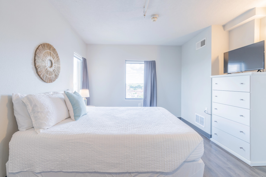 Fast Wifi, Free Parking & Gym!  Downtown High-Rise Near Everything!