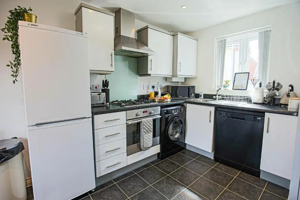 Oakridge House • Parking • Fast WiFi • Smart TVs • Garden • Self-Check-In • Yoko Property