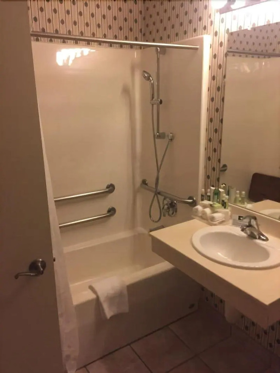 Evergreen Inn & Suites