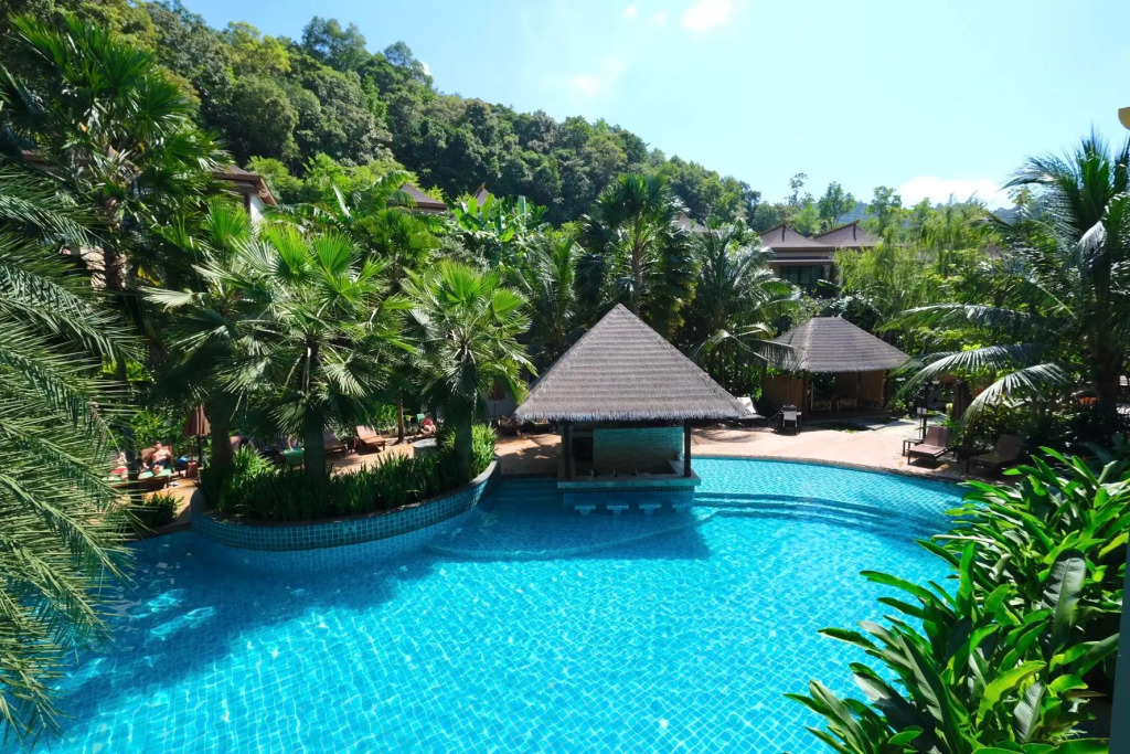 HULA HULA RESORT l truly tropical and fun wellness