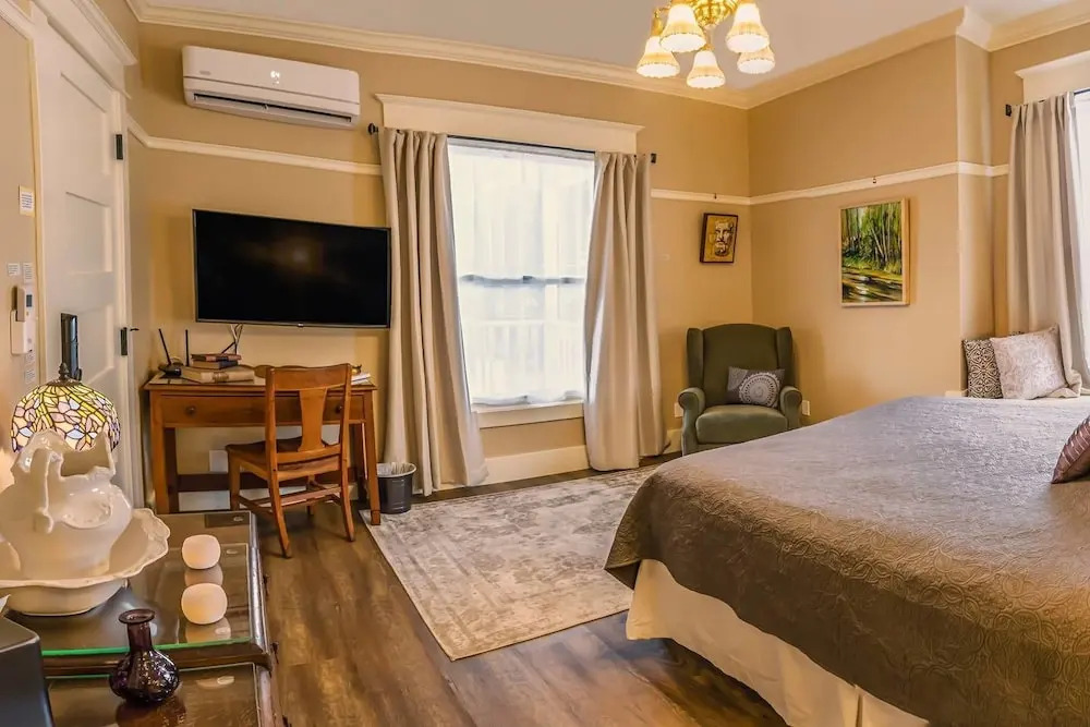 Redtail Suites ~ Entire Home ~ Sleeps 12 ~ Tesla Station
