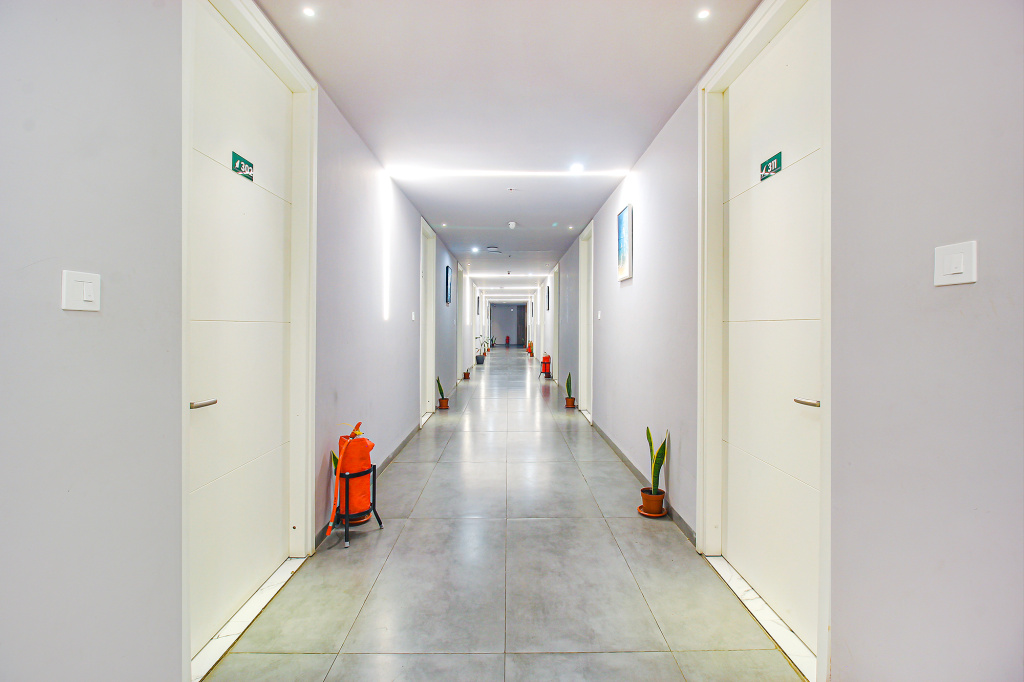FabHotel SSR Fern Suites - 100M from GSM Mall Madeenaguda
