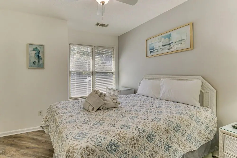 Hilton Head Island Condo w/ Deck < 1 Mi to Beaches