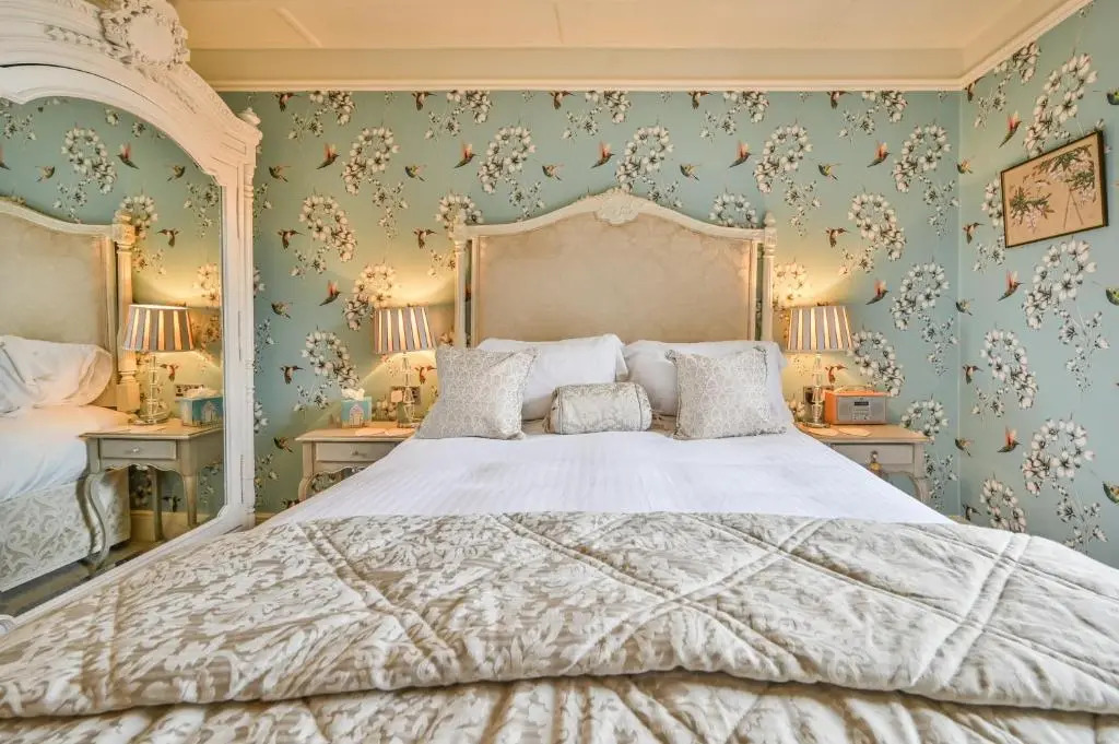 The Town House at Muntham- Luxury Holiday Home with Hot Tub