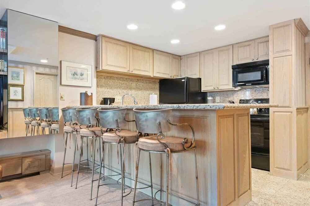 Cozy 2 Bedroom Slopeside Mountain Residence in Vail Village Just Steps From Gondola 1