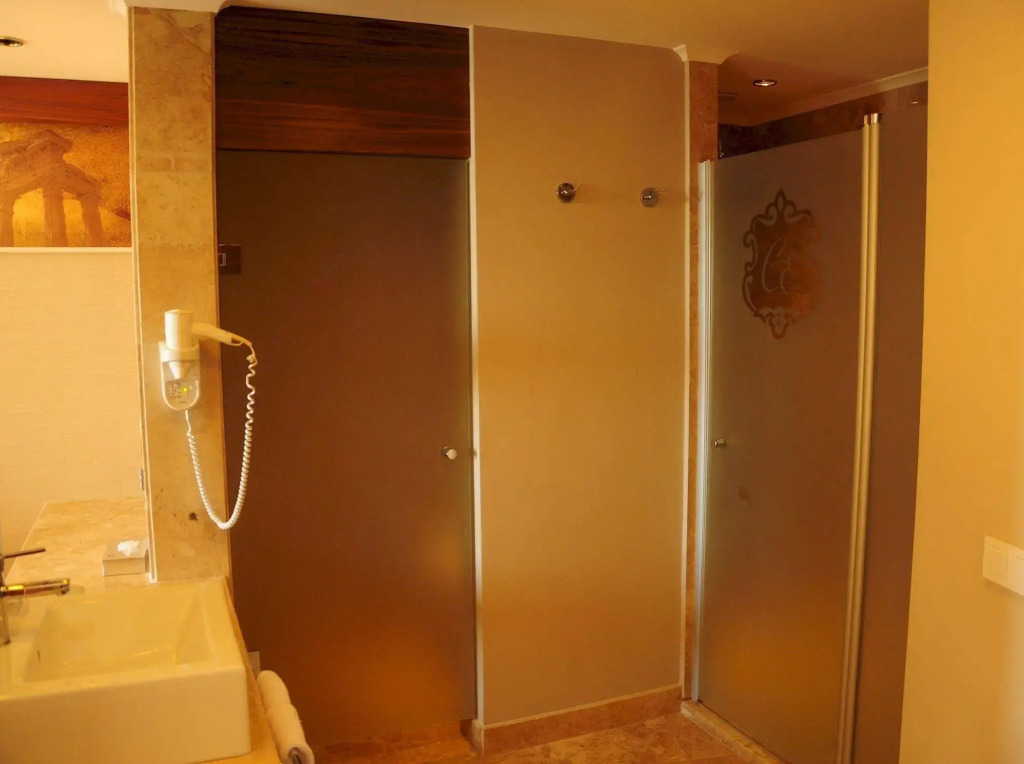 Commodore Elite Suites & Spa