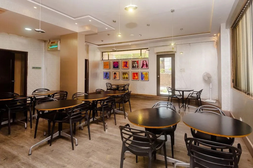 Capital O 40728 Bollywood Design Hotel