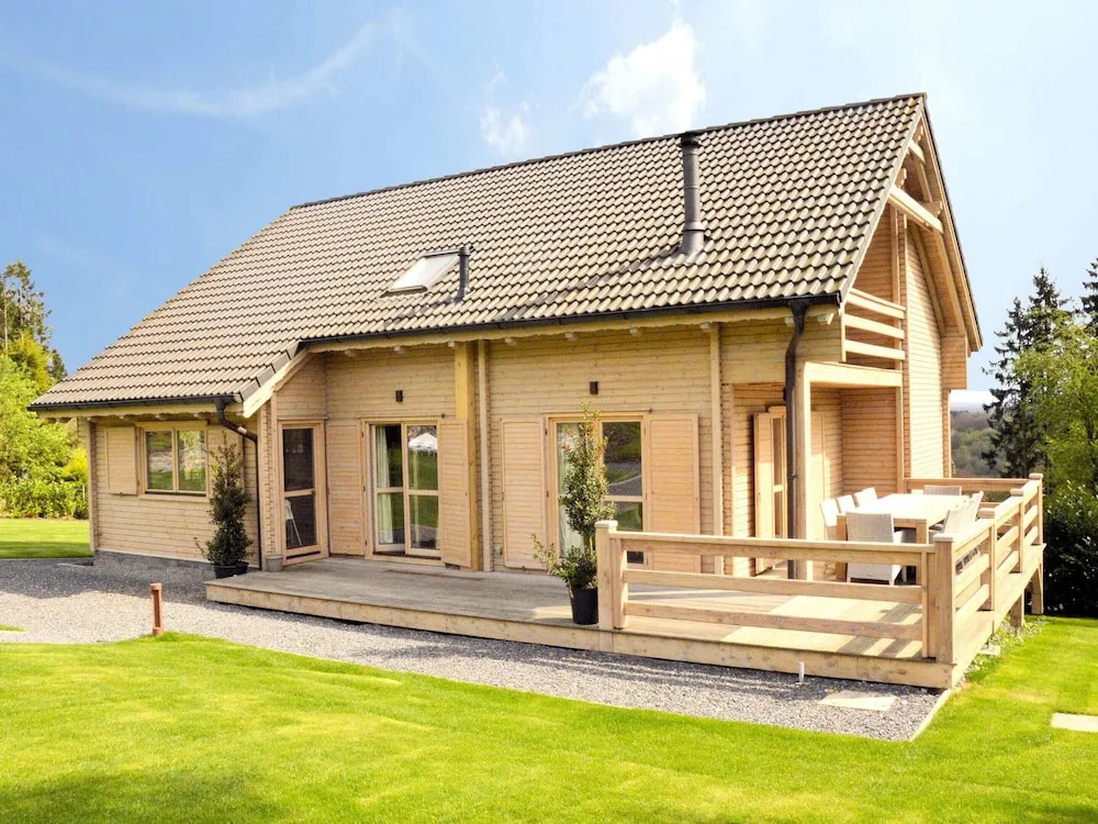 Luxurious Villa with Sauna, Hot Tub, Recreation Room, Large Enclosed Garden