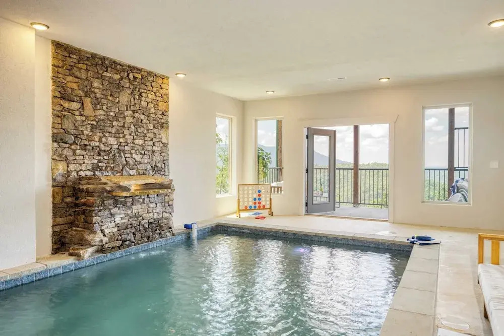 2 Homes Firefly Trail Way by Avantstay Sleeps 28, Indoor Pool + Hot Tub + Movie Theater & Game Room