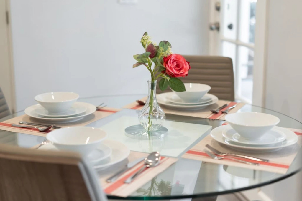CHARMING UPGRADED 1-BEDROOM HOUSE IN GLENDALE  (p55)