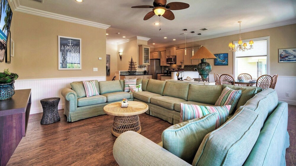 2 Homes in Las Palmeras by Avantstay Sleeps 18, Resort Pool + Private Patio Walk to Town, Golf Cart Zone