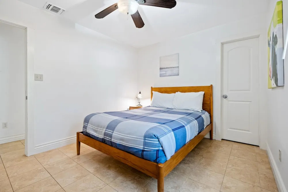 Screened-in Porch Walkable to Soco