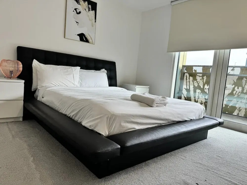 Stunning 2 Bed Apartment With Parking