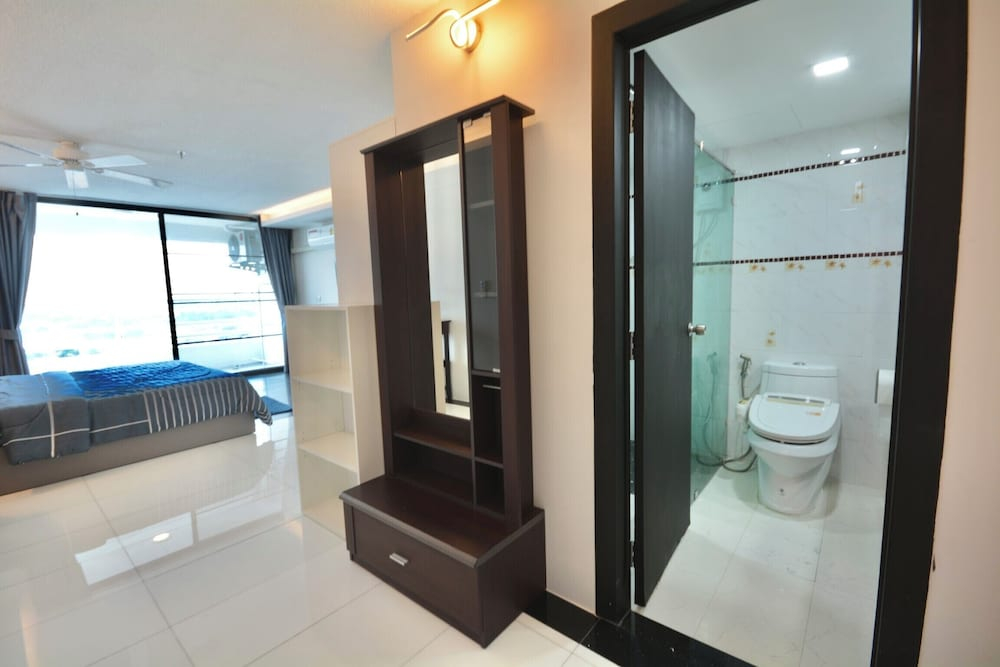 One-bedroom Sea-view Condo, 17th Floor Angket, Jomtien