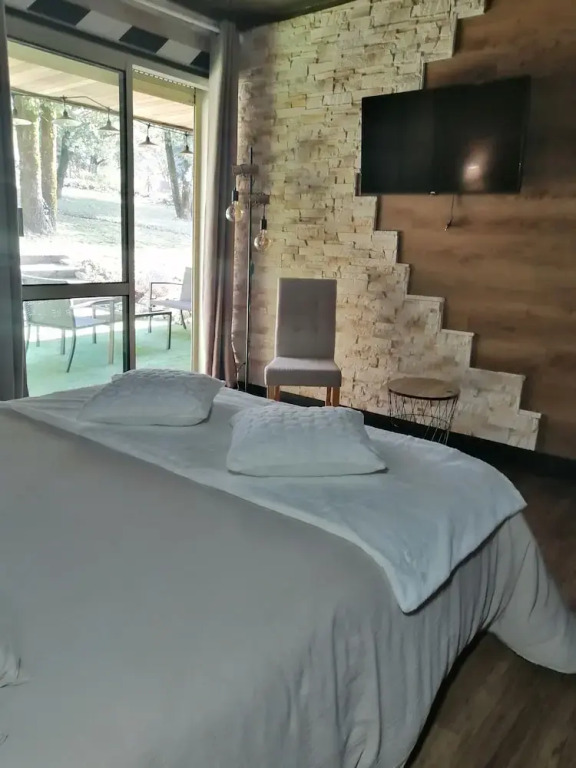 LAPAUSEDEGOUT piscine chambres climatisées terrasse table dhôtes