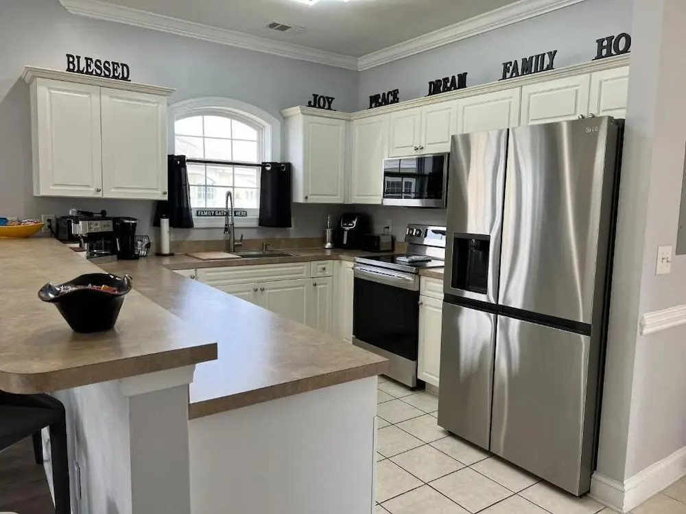 Pet-Friendly Luxury 3BR with Pool Sleeps 8 Near Beach