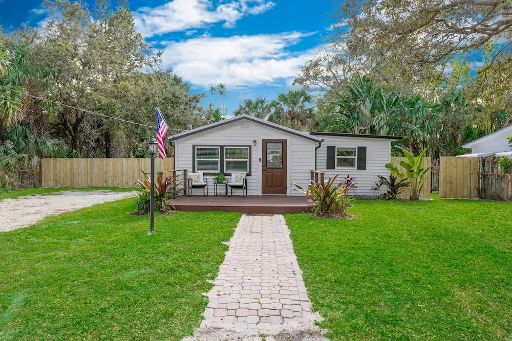 4 Mi to Dtwn Jensen Beach Cottage