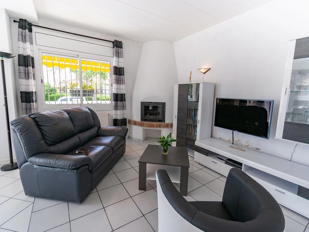 Beautiful Holiday Home for 4 With Private Swimming Pool