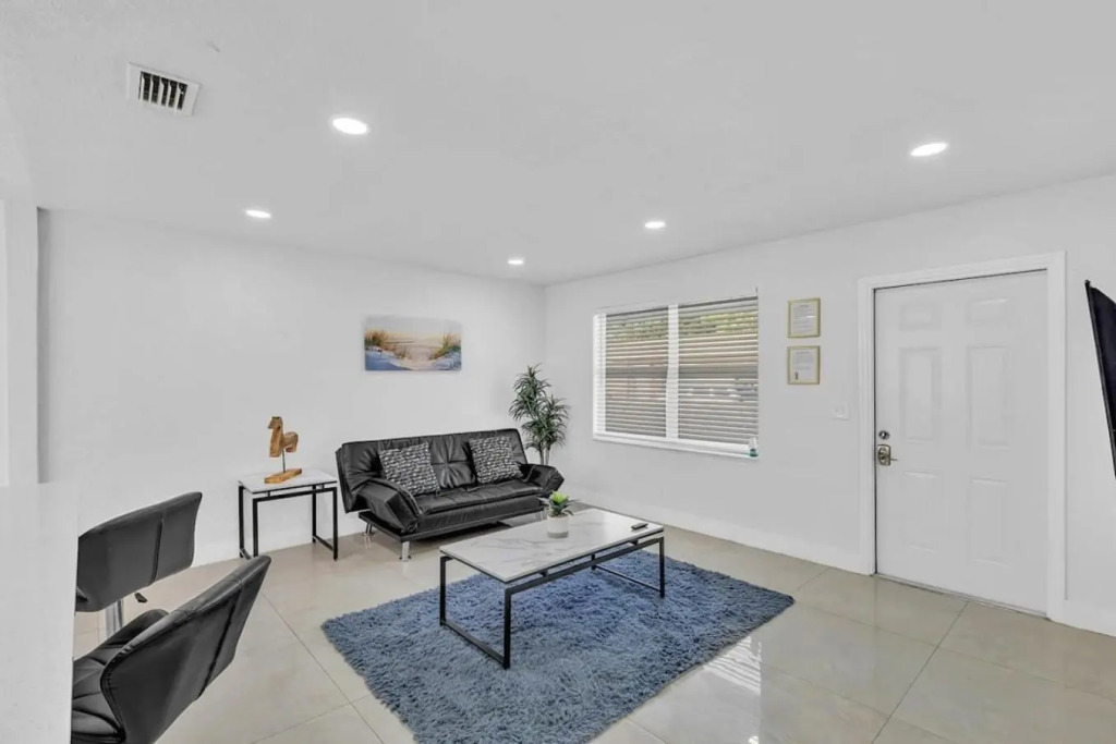 Two Bedroom Newly Renovated House Minutes From Beach and Casino