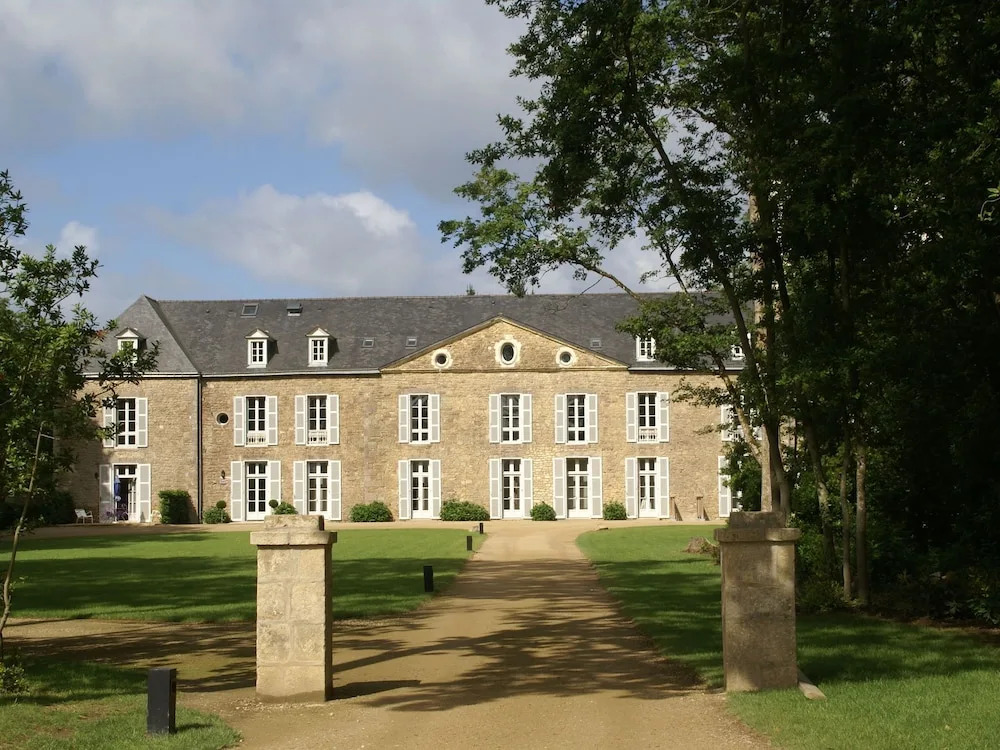 Castle Apartment Near Breton