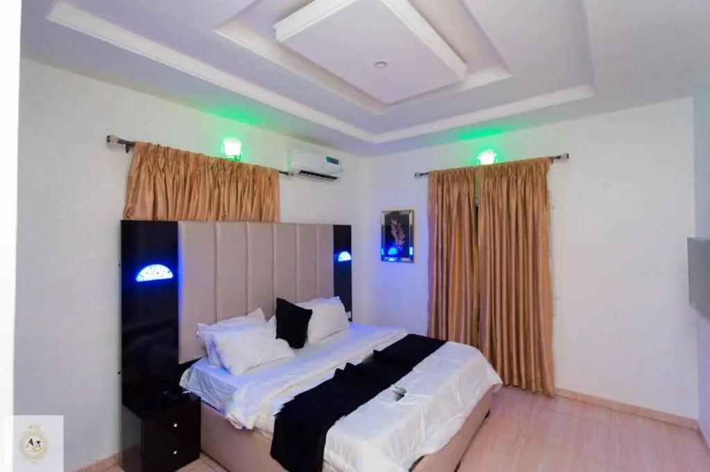 AZ KINGS 3 Bedroom Furnished Apartment suitable for Company Staff with Ensuite Bathrooms, Airconditioning and Swimming Pool