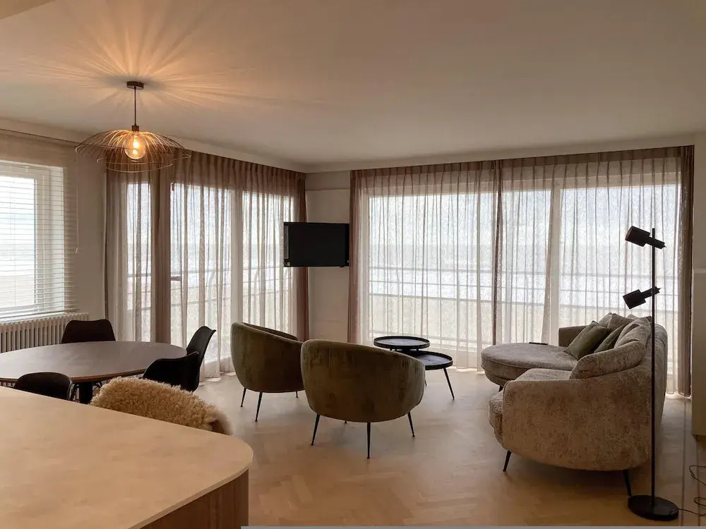 Huswell - Renovated Beachfront Apartment