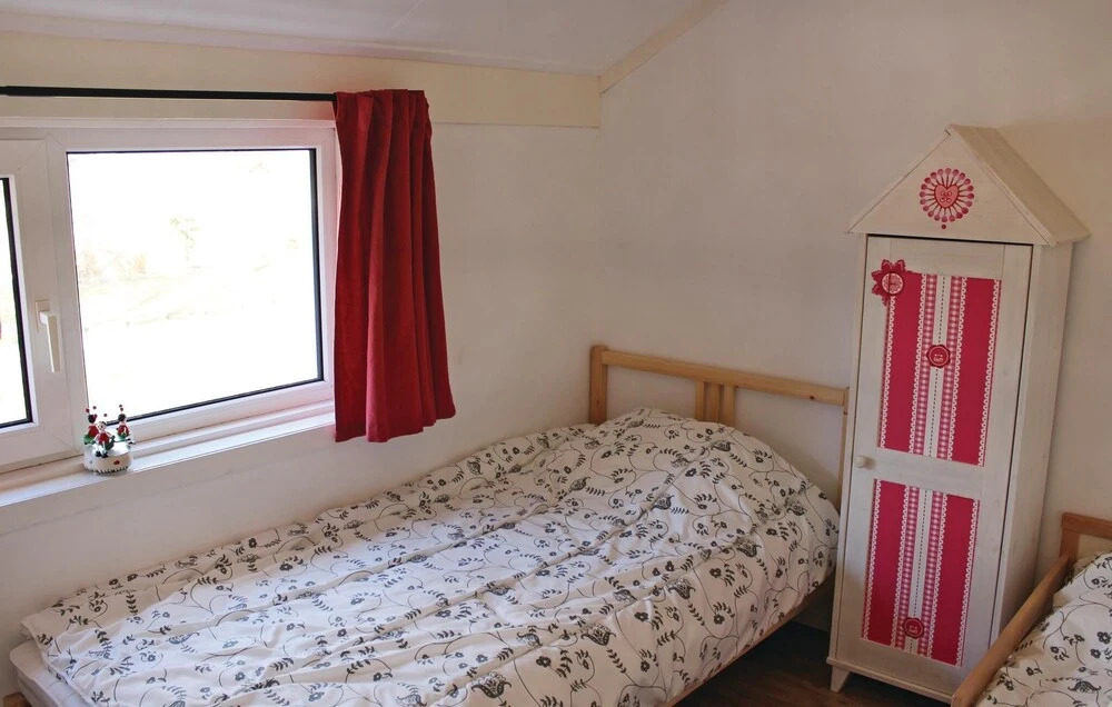Nice Home in Bruinisse With 3 Bedrooms and Wifi